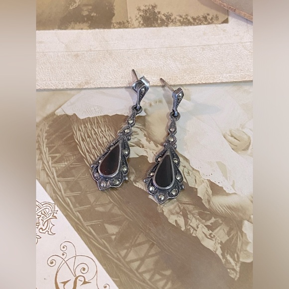 SOLD- Vintage Sterling Silver Marcasite Drop Earrings. - Picture 6 of 11